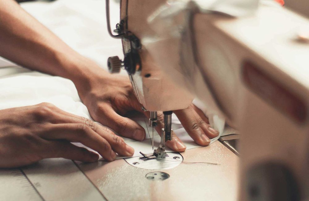 Hace al menos 15 años que los textiles se han acumulado en el Desierto de Atacama, afectando a un total de 300 hectáreas, lo cual va de la mano con una problemática global vinculada al sobreconsumo y a la sobreproducción de prendas.